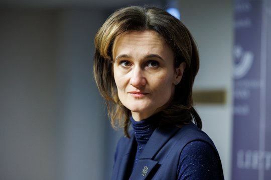 V. Čmilytė-Nielsen mano, kad prasminga svarstyti dėl ribojimo nuteistiems parlamentarams dalyvauti rinkimuose