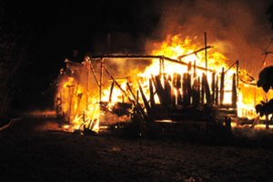 Klaipėdoje sudeginti daugiabučio kieme stovėję sandėliukai