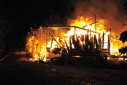 Klaipėdoje sudeginti daugiabučio kieme stovėję sandėliukai