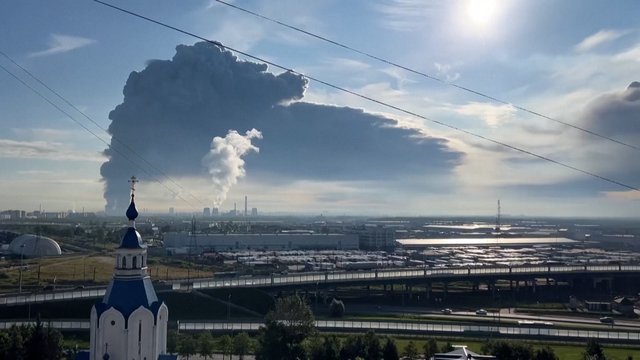 Netoli istorinio Sankt Peterburgo – Ukrainos dronų ataka: smogė į prekybos milžinės sandėlius