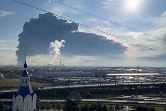 Netoli istorinio Sankt Peterburgo – Ukrainos dronų ataka: smogė į prekybos milžinės sandėlius