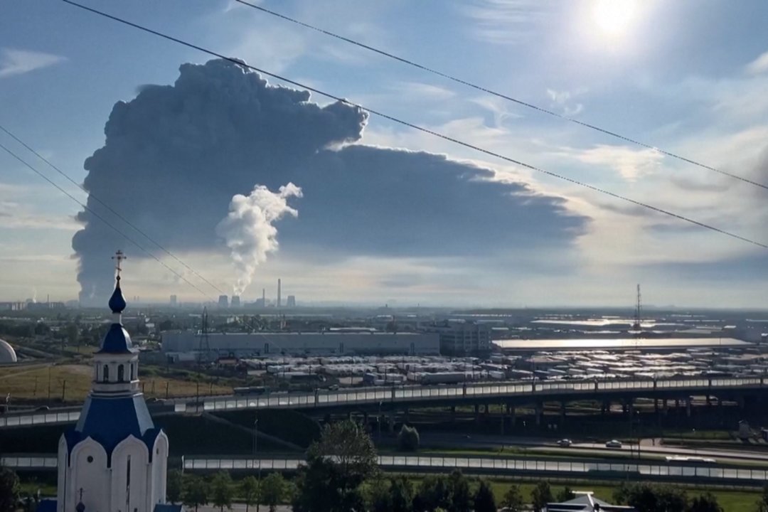 Netoli istorinio Sankt Peterburgo – Ukrainos dronų ataka: smogė į prekybos milžinės sandėlius