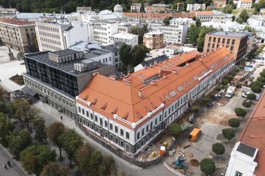 Baigiasi legendinio „Versalio“ atnaujinimo darbai – atsivėrė remontuojamo pastato fasadas