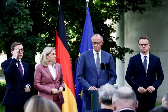 Vokietijos kancleris pertvarko ministrų kabinetą po bendražygio atsistatydinimo dėl skandalo