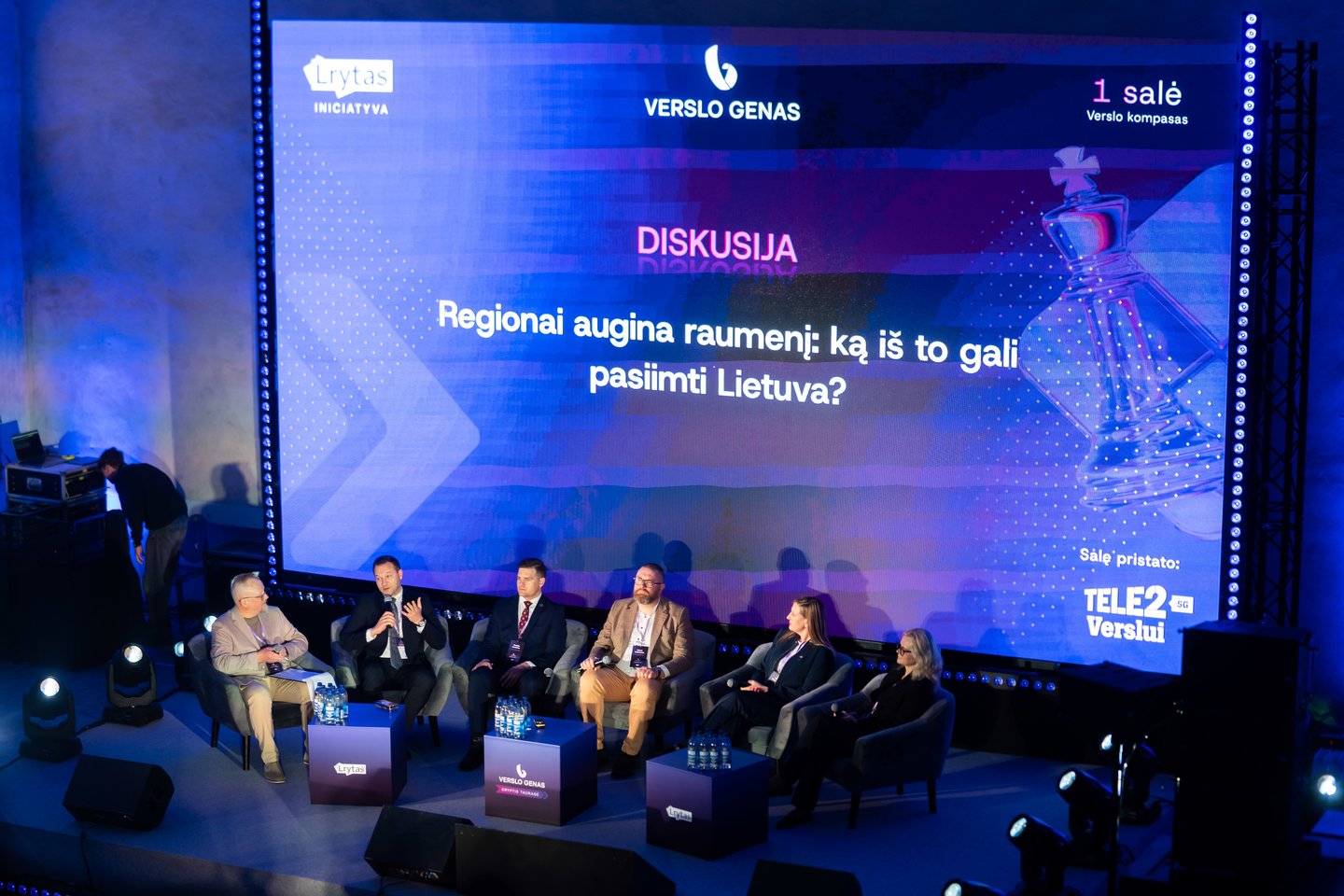 „Verslo genas“ perkėlė į regioną ir su smulkiojo bei vidutinio verslo bendruomene susitinka Tauragėje, kur vyko praktinė konferencija ir paroda „Verslo genas“: kryptis – Tauragė“.<br> G.Bitvinsko nuotr