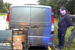 Pasieniečių operacija automagistralėje: įkliuvo 3 vilniečiai, gabenę iš Kaliningrado traukinio išmestas cigaretes