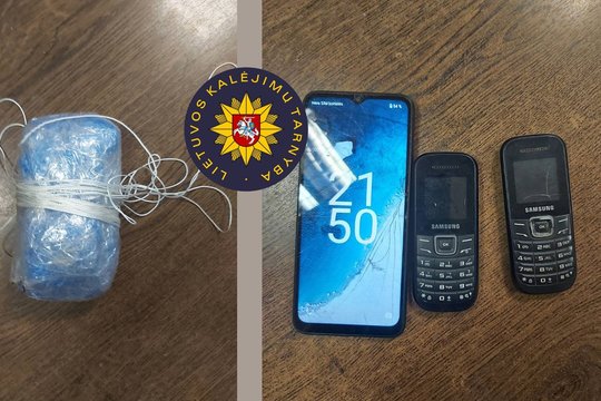 Ant Šiaulių kalėjimo vidinės tvoros rastas paketas: viduje – trys mobilieji telefonai