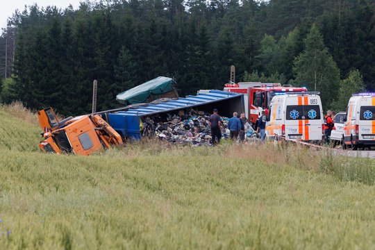 Prabilo kaktomuša su 19-metės BMW susidūrusio sunkvežimio vairuotojas