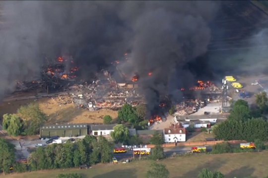Didelis gaisras Jungtinėje Karalystėje: nugiaudėjo galingas sprogimas, evakuoti gyventojai