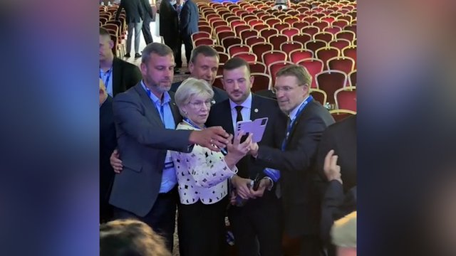 Vaizdai iš neeilinio suvažiavimo: paaiškėjo, kas tapo naujuoju „Vardan Lietuvos“ pirmininku