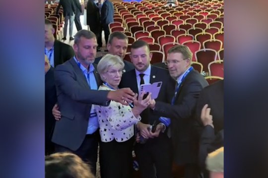 Vaizdai iš neeilinio suvažiavimo: paaiškėjo, kas tapo naujuoju „Vardan Lietuvos“ pirmininku