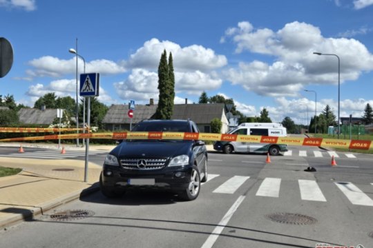 Skaudi nelaimė – ant automobilio stogo stačiomis važiavęs jaunuolis krito žemyn galva