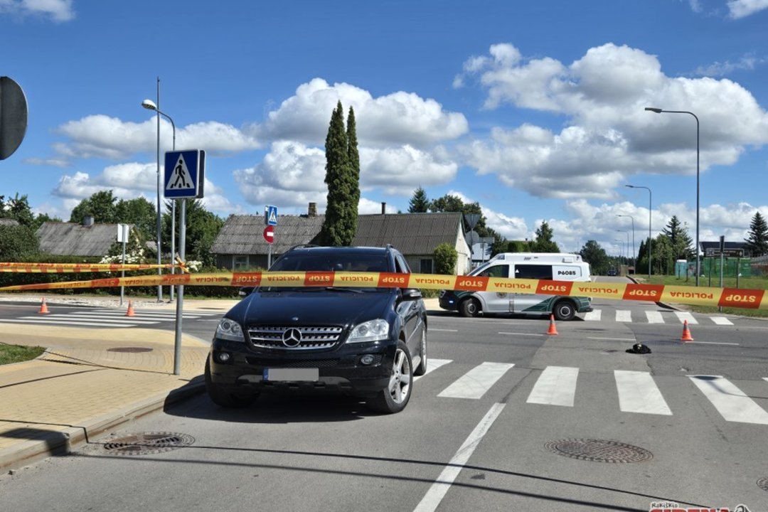 Skaudi nelaimė – ant automobilio stogo stačiomis važiavęs jaunuolis krito žemyn galva