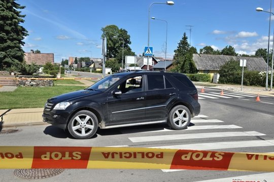 Jaunuolių išdaigos baigėsi tragiškai – Rokiškyje ant automobilio stogo važiavęs ir nukritęs vaikinas mirė ligoninėje