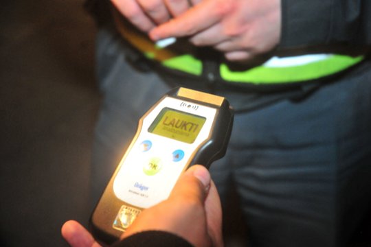 Radviliškio rajone nuo kelio nuvažiavo ir apvirto neblaivaus kario vairuojamas automobilis