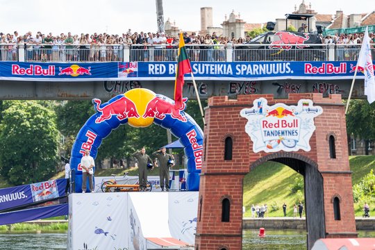 Paaiškėjo, kas triumfavo Vilnių sudrebinusiose „Red Bull Tandemynėse“