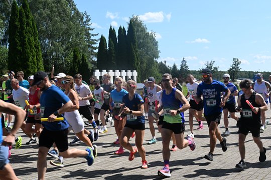 Šimtai bėgikų sujungė Medininkus ir Vilnių – pagerbtas prieš 35 metus nužudytų pareigūnų atminimas