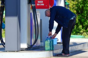 Kainų pasiutpolkė tęsiasi: štai, kiek pirmadienį brango degalai