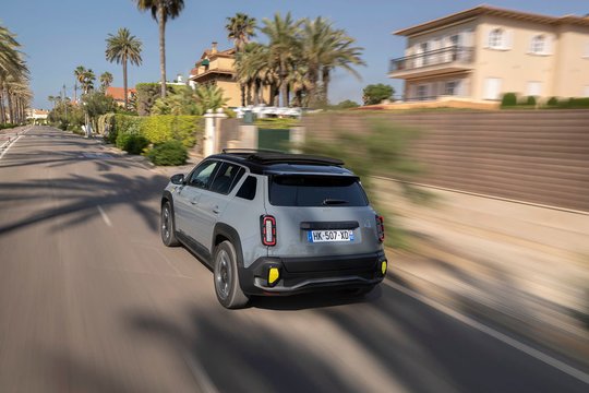Naujojo „Renault 4 E-Tech Plein Sud“ testas: praktiškumu nustebinęs elektromobilis atviru stogu