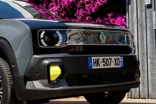 Naujojo „Renault 4 E-Tech Plein Sud“ testas: praktiškumu nustebinęs elektromobilis atviru stogu