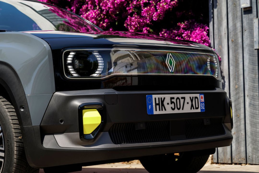 Naujojo „Renault 4 E-Tech Plein Sud“ testas: praktiškumu nustebinęs elektromobilis atviru stogu