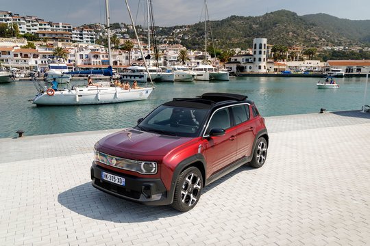 Naujojo „Renault 4 E-Tech Plein Sud“ testas: praktiškumu nustebinęs elektromobilis atviru stogu