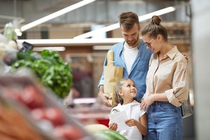 Pinigai tirpsta nepastebimai: kur šeimos permoka ir kaip kas mėnesį sutaupyti