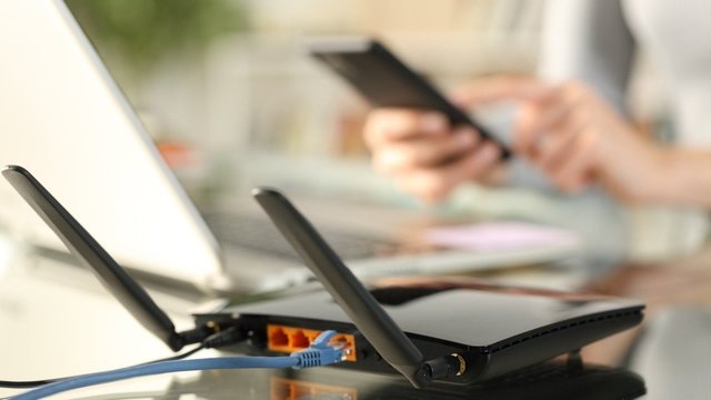 Prieš kelionę rekomenduoja tinkamai apsaugoti namus: pavojų sukelia ir paliktas įjungtas WIFI ryšys
