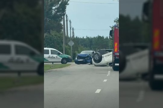 Panevėžyje susidūrus dviem automobiliams vienas jų apvirto ant stogo