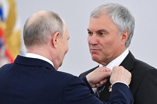 Beprotybė Rusijoje: deputatas sesiją užbaigė skanduote „Rusija, V. Putinas, pergalė“