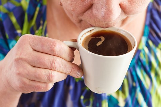Naujas tyrimas pateikė duomenų, kaip kava paveikia žmogaus senėjimą