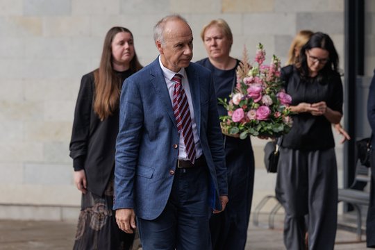Vilniuje atsisveikinant su žuvusia 19-mete abituriente – atvykusių politikų žodžiai apie tragedijas keliuose