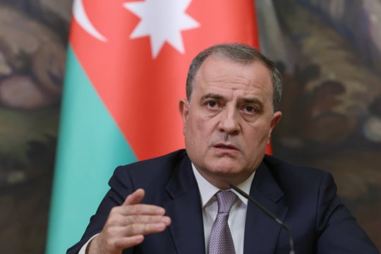 Azerbaidžanas ir toliau atakuoja žiniasklaidą: įkalinti žurnalistai ir NVO atstovai 