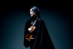 Lietuvoje koncertuos ypatingu virtuoziškumu kerinti smuiko garsenybė Akiko Suwanai