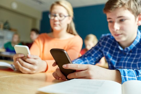 Po išpuolio Marijampolėje prezidentūra grįš prie klausimo dėl mobiliųjų reguliavimo mokyklose