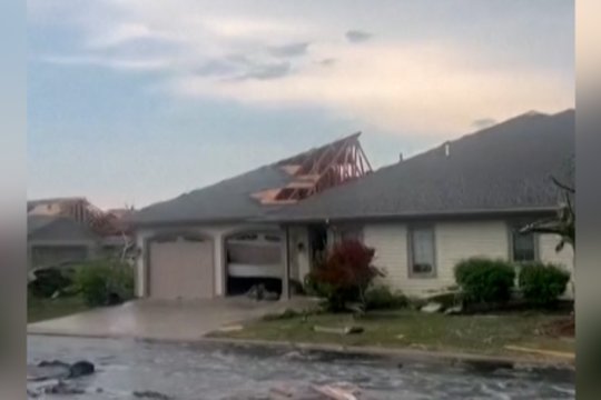 Pasidalijo, kaip atrodo gyvenvietė po praūžusio tornado: nuplėšti stogai, po kelią išmėtytos nuolaužos