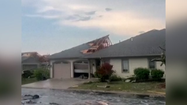 Pasidalijo, kaip atrodo gyvenvietė po praūžusio tornado: nuplėšti stogai, po kelią išmėtytos nuolaužos