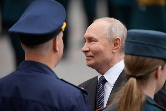 V. Putinas toliau seka pasakas: giriasi, kad Rusijos ekonomika auga greičiau nei ES