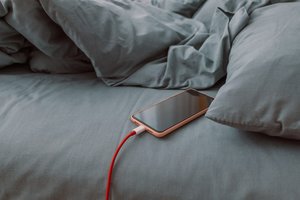 Kiek laiko telefonas gali likti įkroviklyje pasiekus 100 procentų? Ekspertų atsakymas
