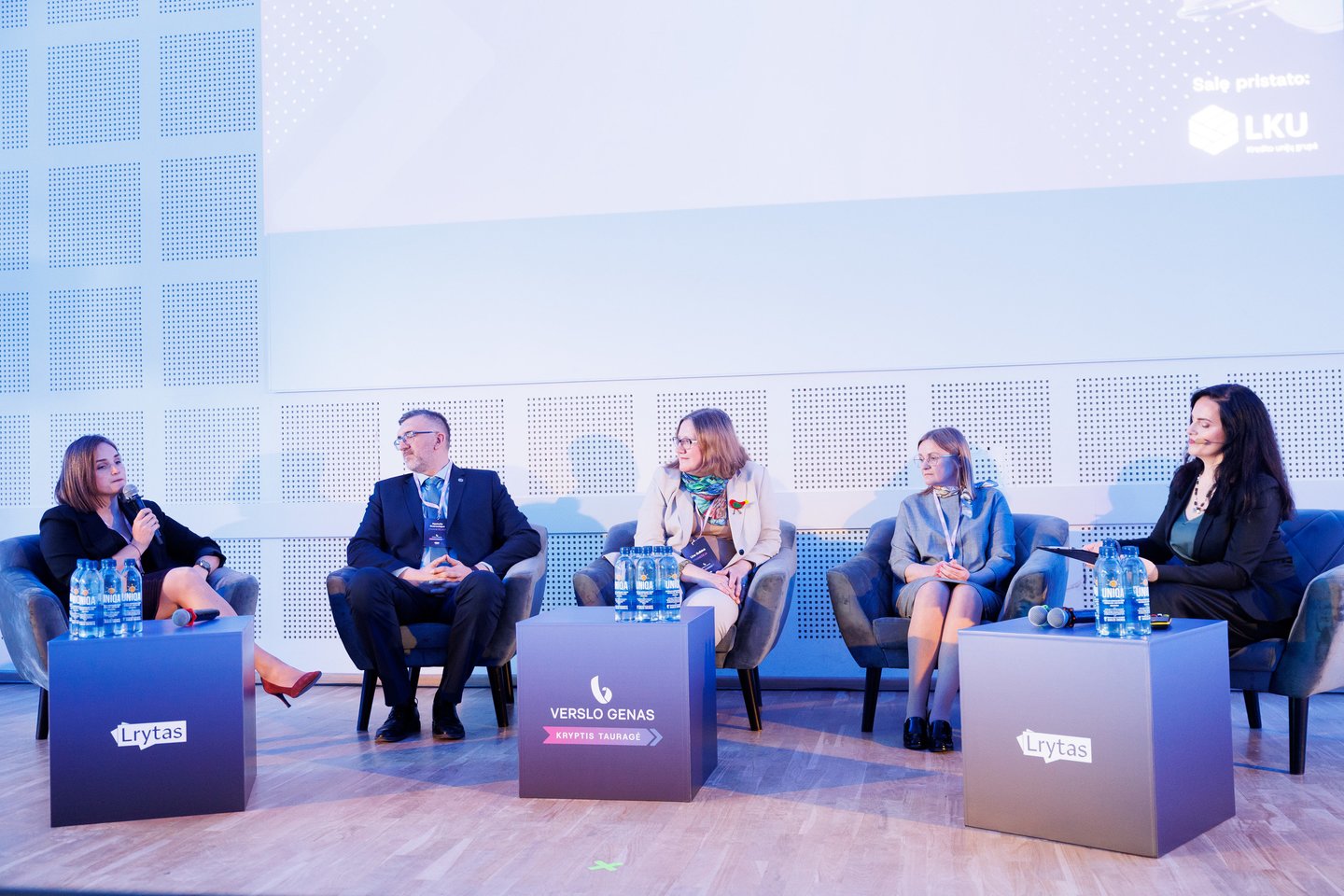 Mokslo ir inovacijų populiarinimo centro „Mokslo sala“ vadovė Aistė Lukaševičienė, Finansų ministerijos kancleris K. Kvaraciejus, projekto „Perėjimas nuo institucinės globos prie bendruomeninių paslaugų Sostinės regione, Vidurio ir Vakarų Lietuvos regione“ koordinatorė Lina Gulbinė ir Klaipėdos rajono savivaldybės mero patarėja Toma Tuzovaitė-Markūnienė.<br>T. Bauro nuotr.