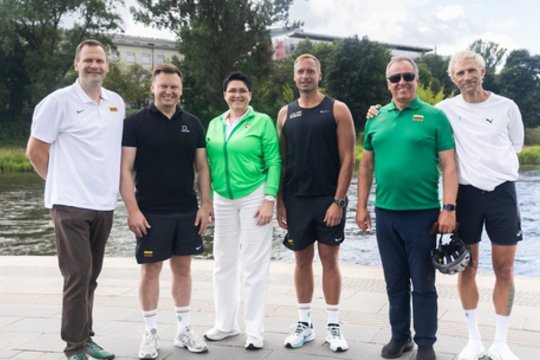 Kaip parodyti pavyzdį, kai 75 proc. šalies gyventojų nesportuoja? Štai V. Benkunskas atplaukė valtimi