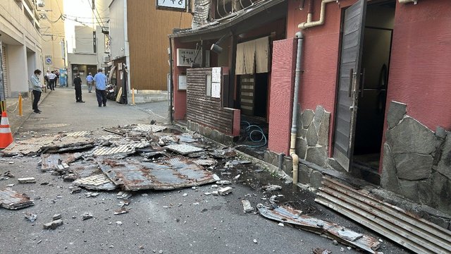 Japonijos pietvakarius supurtė žemės drebėjimas: prekybos centre – sprogimas ir daug žuvusių