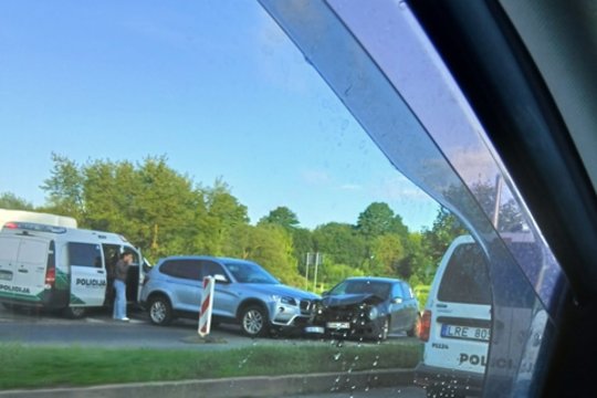 Į darbą važiavusi Panevėžio policininkė sukėlė avariją – nukentėjo žmogus