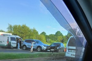 Į darbą važiavusi Panevėžio policininkė sukėlė avariją – nukentėjo žmogus