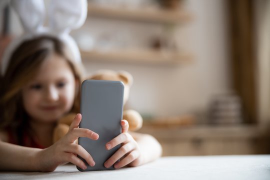 Telefonas vaiką pažįsta jau geriau nei tėvai: skamba pavojaus varpai 