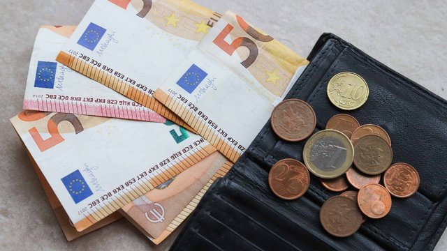Atkirto verslui apie algų kėlimą: jei mažas uždarbis būtų sėkmės raktas, regionuose žmonės neskurstų
