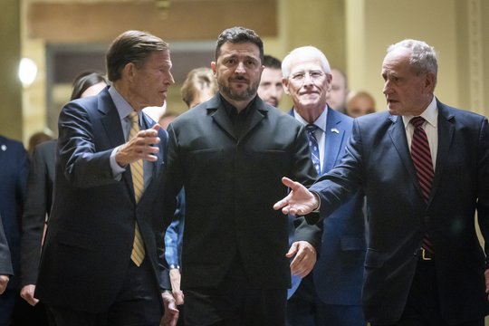 Atskleidė, ko per susitikimą V. Zelenskis prašė D. Trumpo