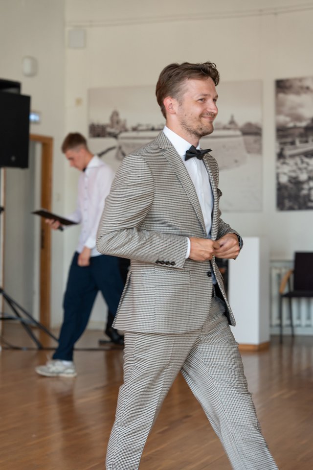 Haroldas Maselis – „Saulės“ privačios gimnazijos direktorės pavaduotojas, istorijos mokytojas, vadovėlių ir kitų ugdymo priemonių bendraautorius.
