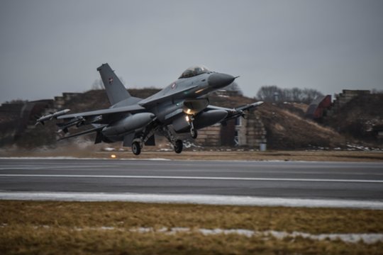 Turkija Estijoje dislokuoja penkis naikintuvus F-16, dalyvausiančius NATO misijoje