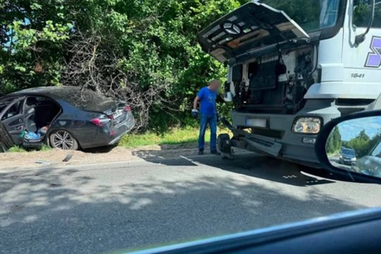 Prienų rajone – smarkus automobilio ir sunkvežimio susidūrimas